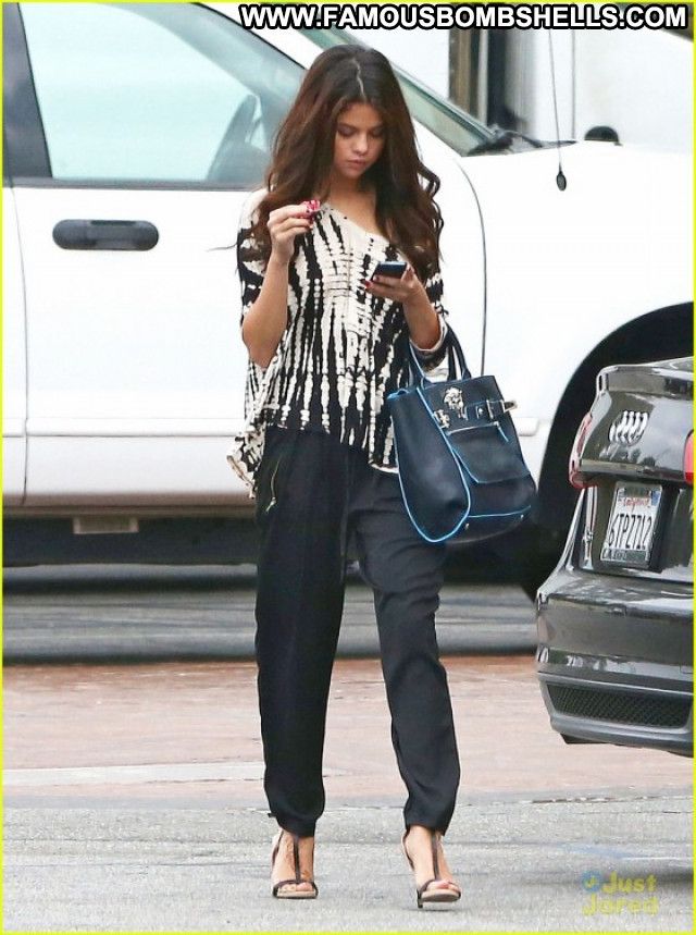 Selena Gomez Paparazzi Posing Hot Beautiful Celebrity Babe Doll