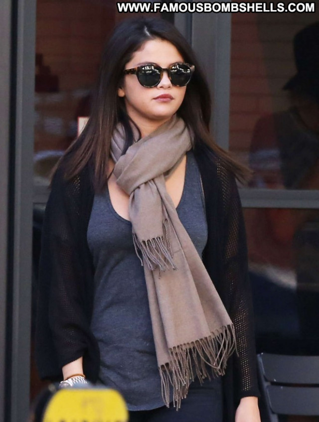 Selena Gomez Paparazzi Babe Celebrity Posing Hot Beautiful Hot