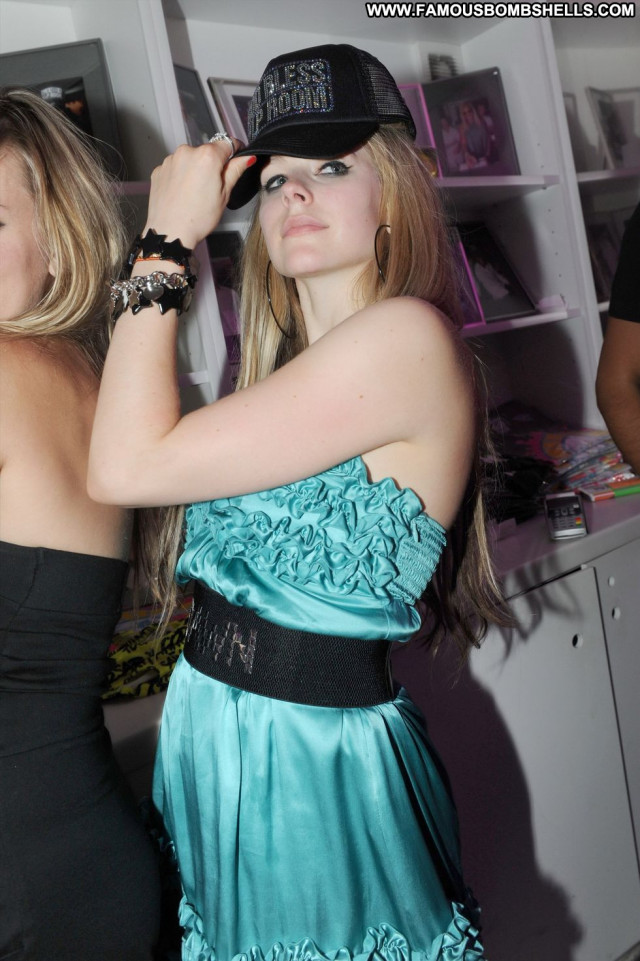 Avril Lavigne Babe Beautiful Paparazzi Celebrity Posing Hot Sexy