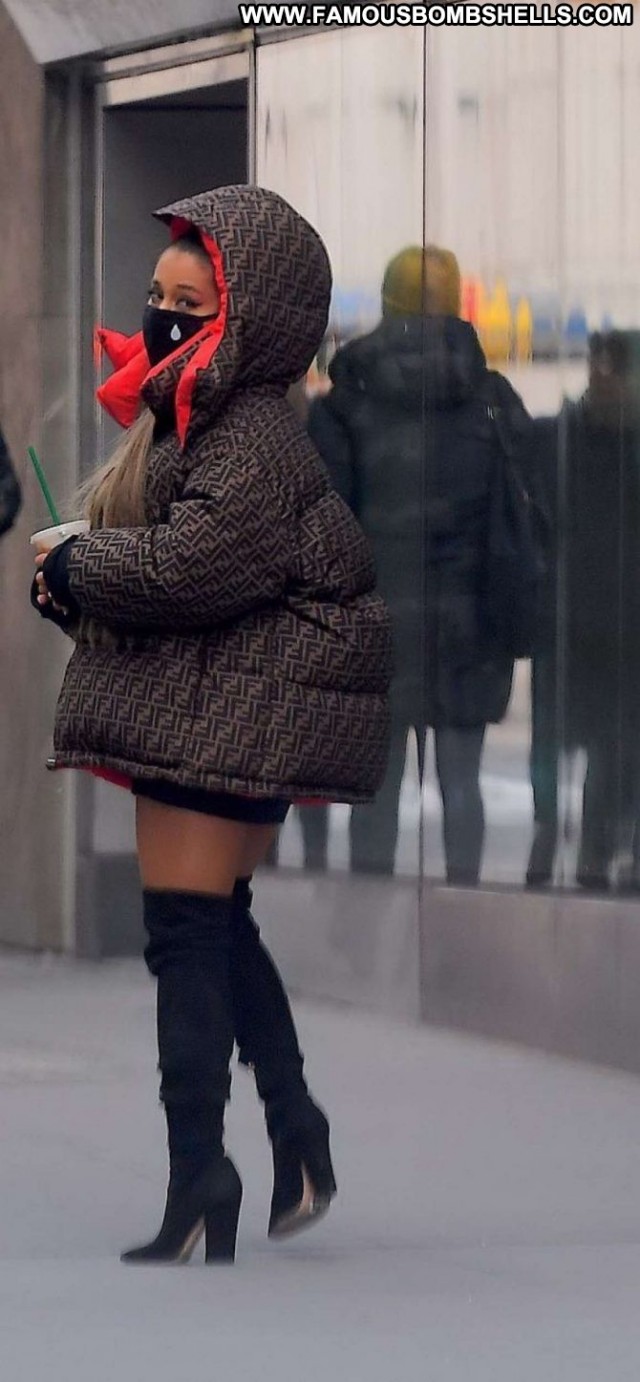 Ariana Grande New York Celebrity Beautiful New York Paparazzi Posing